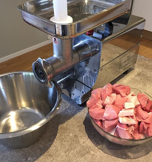 Köttkvarn och kött